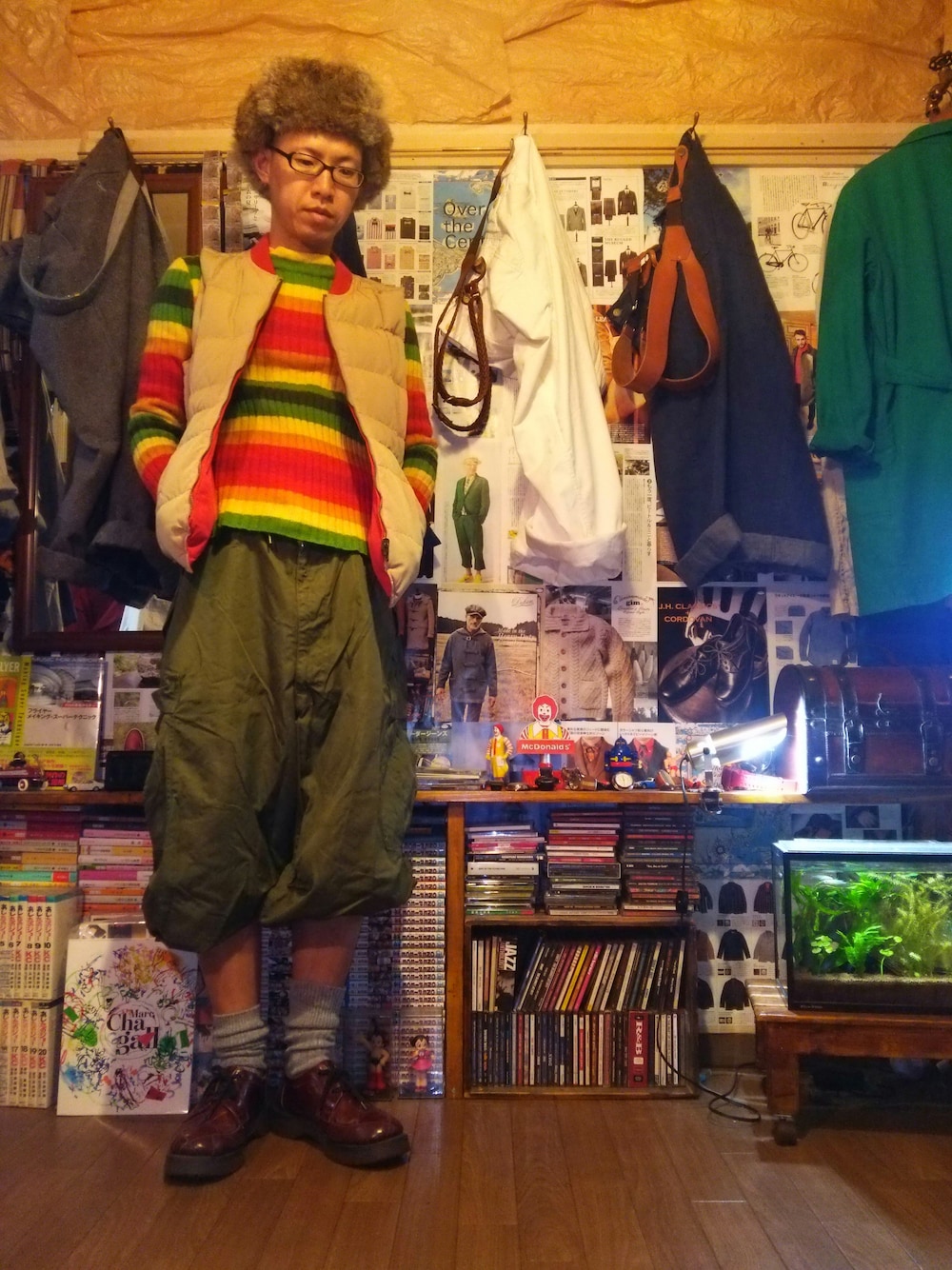 「カーキのカーゴパンツ、ナイロンパンツ、ファー帽子、大須大好き、(dﾟωﾟd)ｵｩｲｪｰ♪、ワイドパンツ、ボーダーニット」｜「RABBIT FUR PILOT HUTのアイテム（ニットキャップ/ビーニー、その他）」を使った、いわんこさん（メンズ・168cm）の秋コーディネートの1枚目の写真