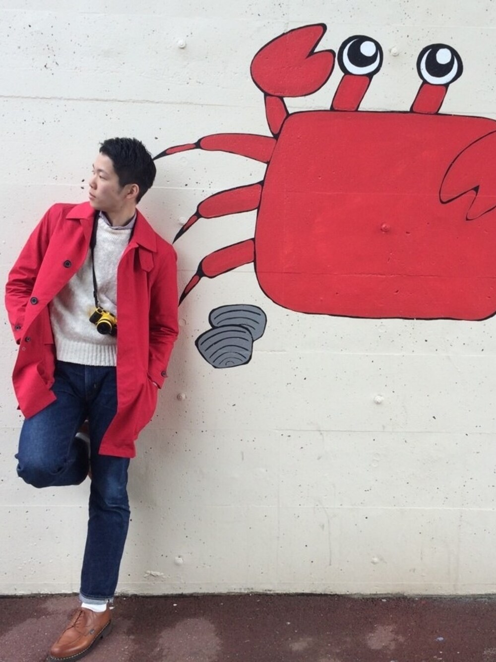 レッド系のステンカラーコート、ブラウン系のドレスシューズ、ピンク系のシャツ/ブラウスを着用したメンズの春コーディネートの1枚目の写真