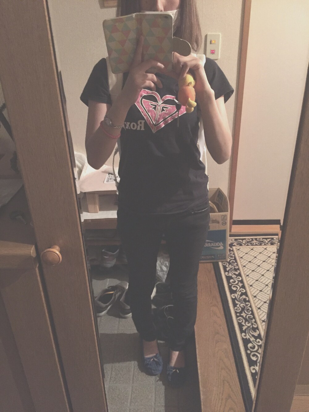 「ROXYのアイテム（Tシャツ/カットソー、ブラック系）」を使った、Ay****uさん（レディース・154cm）の春コーディネートの1枚目の写真