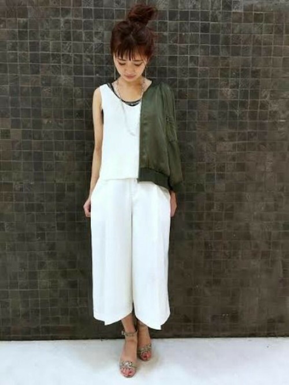 「パンツ、トレンド、MA1、ジーナシス、パイソン、吸水速乾、ニットキャミ、キャミ、スカンツ、スカーチョ」｜「JEANASISの吸水速乾スカンツ/724921 （その他パンツ、ホワイト系）」を使った、JEANASIS 柏マルイ店STAFFさん（レディース・168cm）の夏コーディネートの1枚目の写真