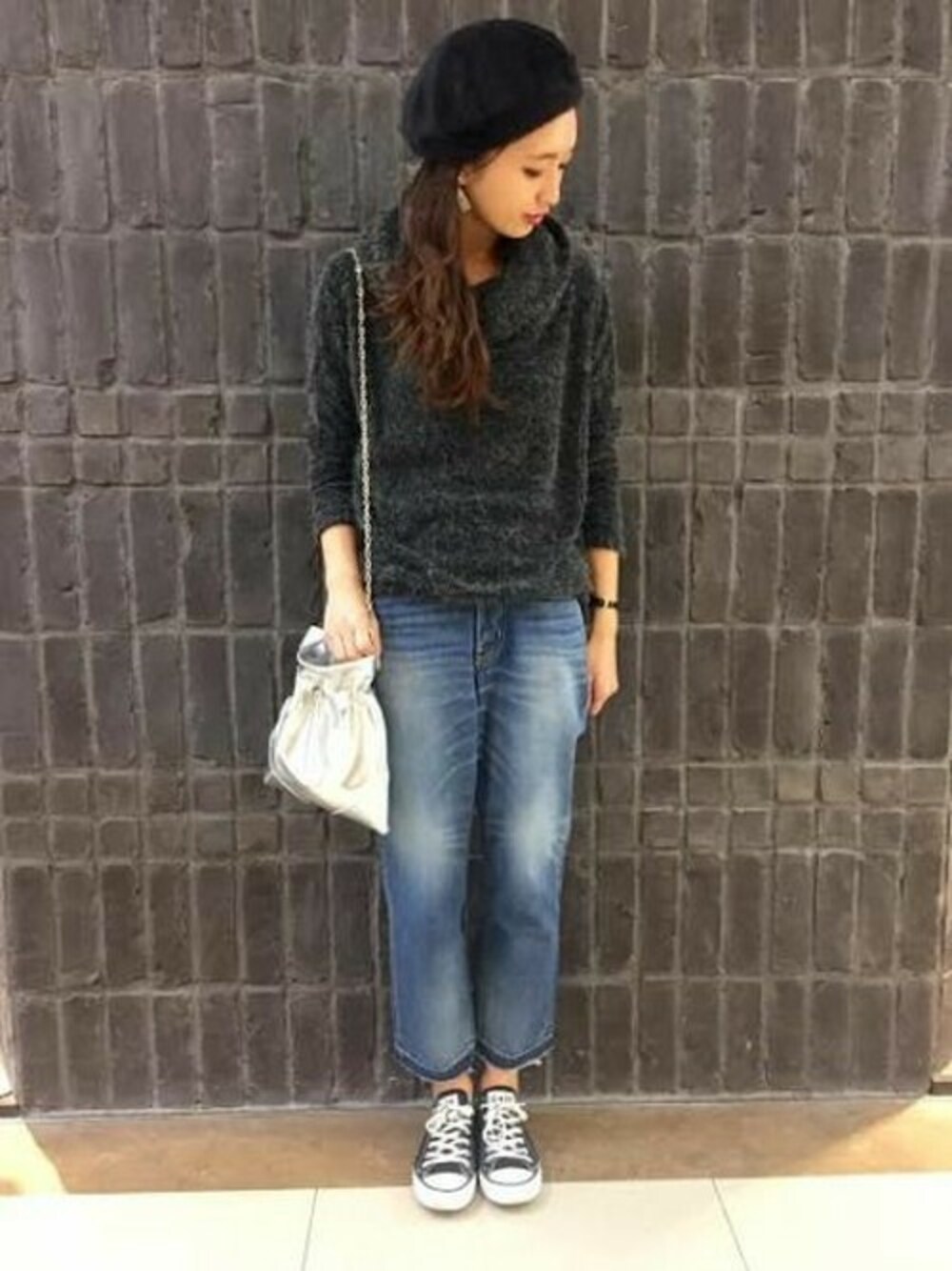 「ニット、デニム、ベレー帽、バッグ、ジーナシス、Big John、オフタートルニット、メタリック、オフショルニット」｜「JEANASISのベリーナオフタートルプルオーバーLS/737259 （Tシャツ/カットソー、グレー系）」を使った、JEANASIS 柏マルイ店STAFFさん（レディース・168cm）の秋コーディネートの1枚目の写真