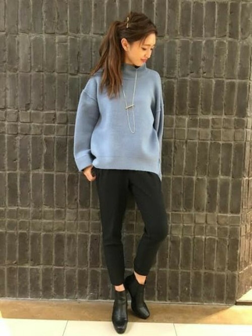 「ニット、ジーナシス、タートルネック、アイスブルー、ジョガーパンツ」｜「JEANASISの7Gストレッチハイネックプルオーバー/729980（ニット/セーター、ブルー系）」を使った、JEANASIS 柏マルイ店STAFFさん（レディース・168cm）の冬コーディネートの1枚目の写真