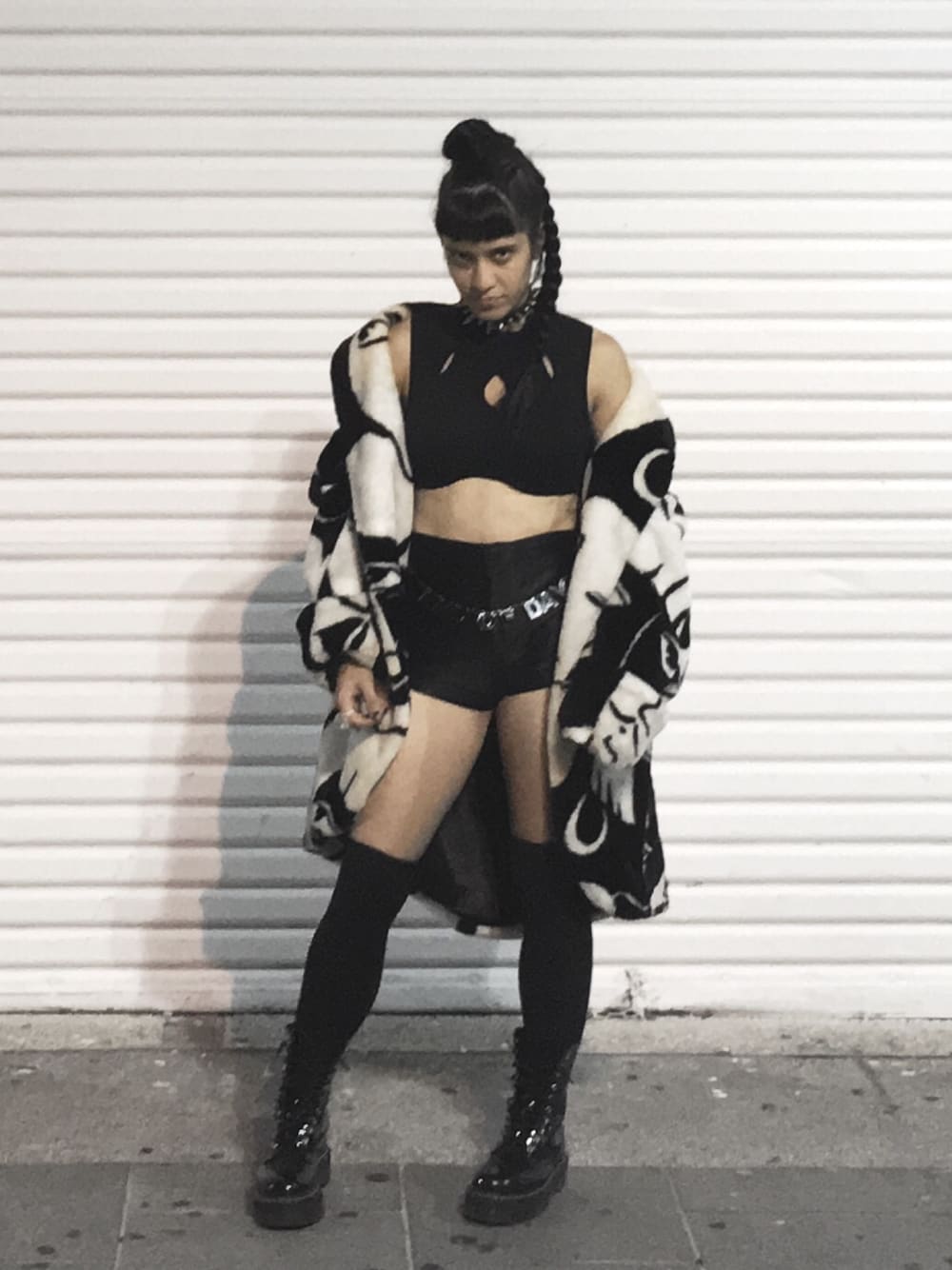 「puertorico、gothic、streetfashion、streetstyle、coat、Dr Martens、islnyc、American Apparel、donny brook」｜「American Apparelのアイテム（パンツ、ブラック系）」を使った、Daniela Paola Nutzさん（レディース・154cm）の秋コーディネートの1枚目の写真