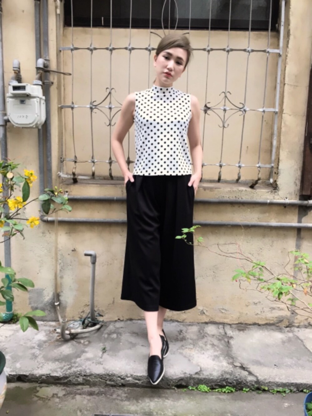 その他のパンツ、ホワイト系のトップスを着用したレディースの春コーディネートの1枚目の写真