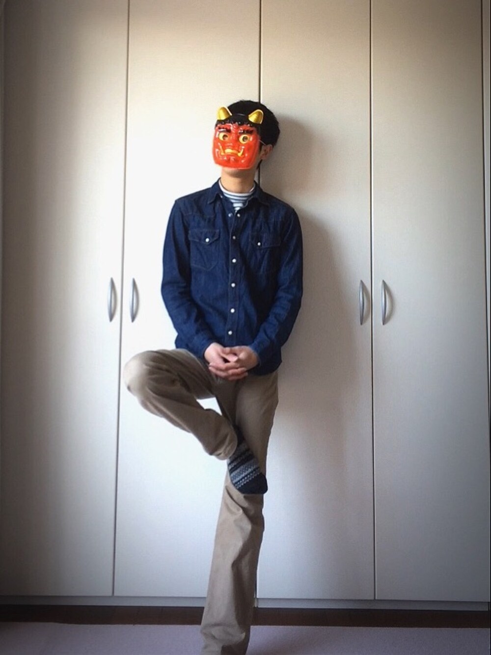 「赤鬼のお面（その他、レッド系）」を使った、シヨツキさん（メンズ・170cm）の春コーディネートの1枚目の写真