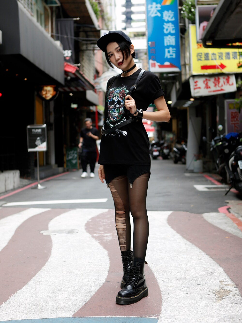 ホワイト系のTシャツ/カットソー、その他の帽子を着用したレディースの夏コーディネートの1枚目の写真