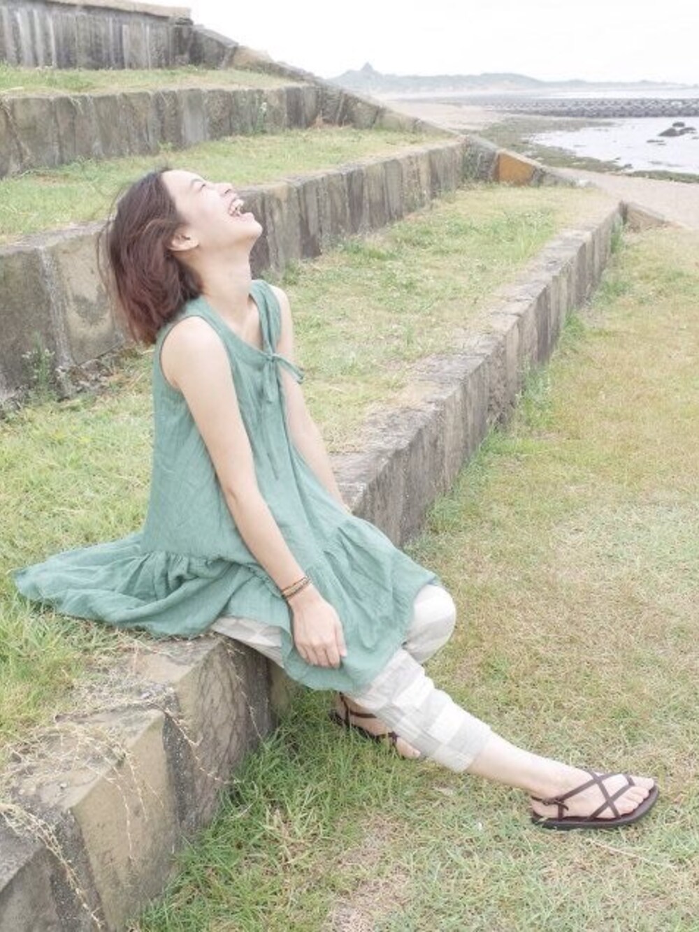 「棉麻、藕綠」｜「YOHOのアイテム（タンクトップ、イエロー系）」を使った、陳小鹿さん（レディース・158cm）の秋コーディネートの1枚目の写真