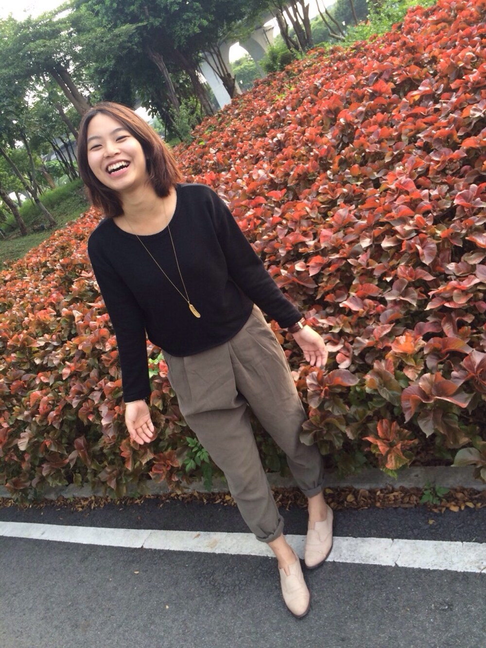 「YOHOのアイテム（その他パンツ、グリーン系）」を使った、陳小鹿さん（レディース・158cm）の秋コーディネートの1枚目の写真