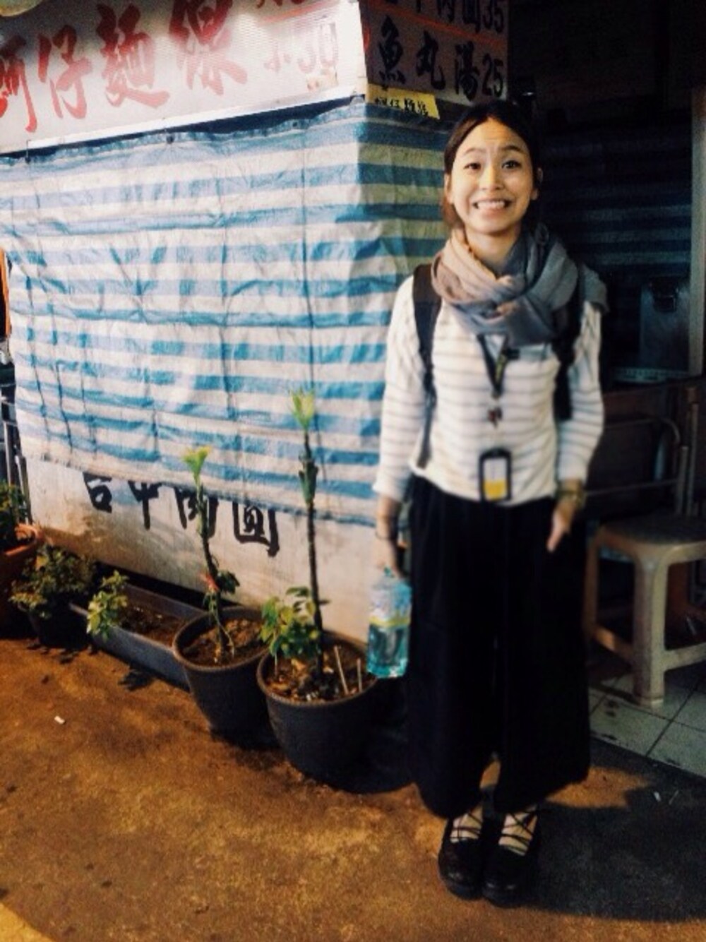 「YOHOのㄑㄧ分純棉闊腿褲（チノパンツ、ブラック系）」を使った、陳小鹿さん（レディース・158cm）の秋コーディネートの1枚目の写真