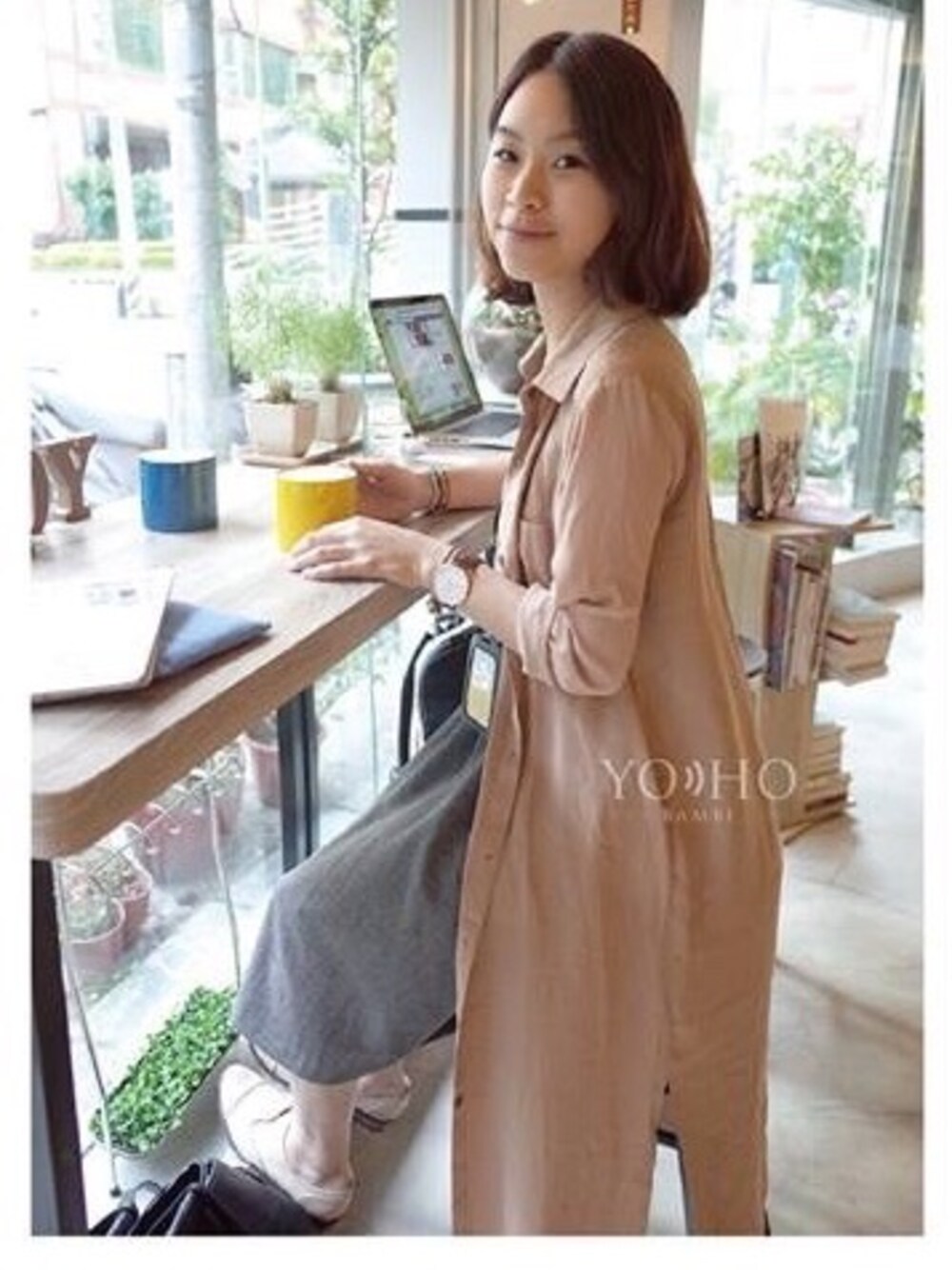 「YOHOのアイテム（ピーコート、ゴールド系）」を使った、陳小鹿さん（レディース・158cm）の秋コーディネートの1枚目の写真