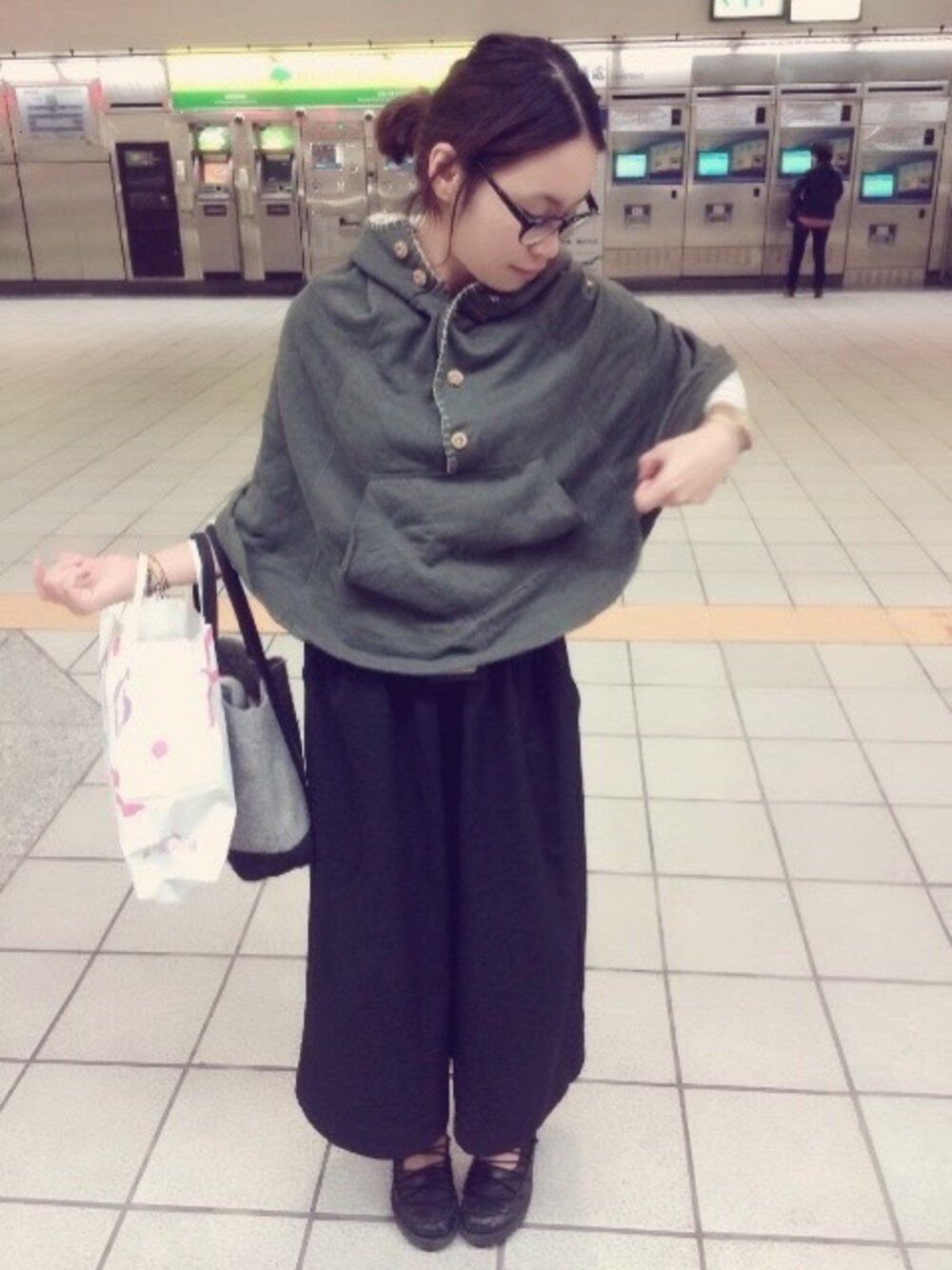 「YOHOのアイテム（チノパンツ、ブラック系）」を使った、陳小鹿さん（レディース・158cm）の秋コーディネートの1枚目の写真