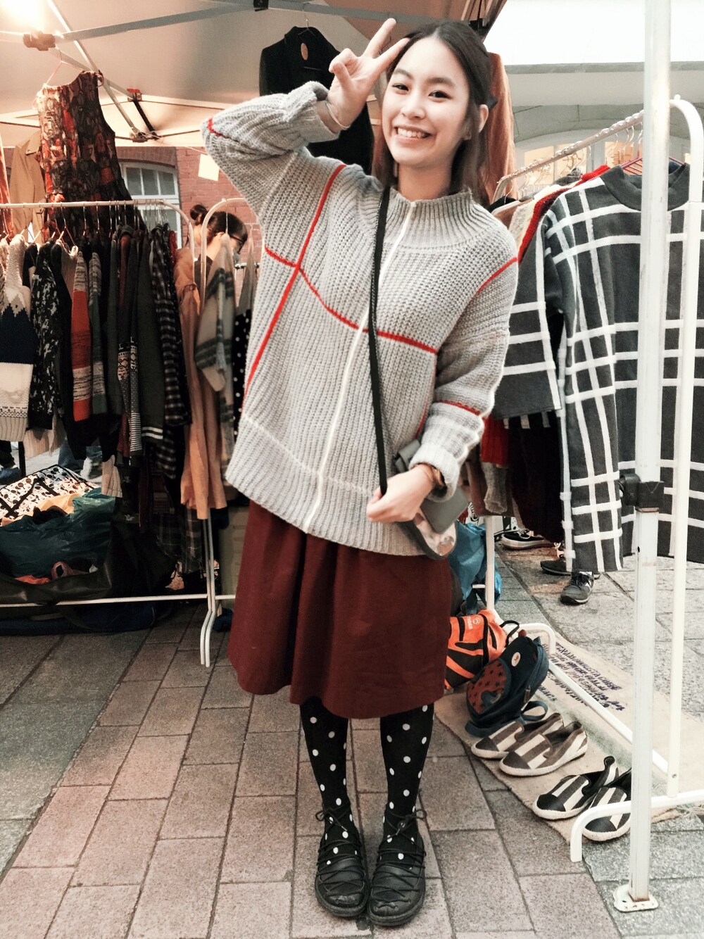 「當代藝術館」｜「YOHOのアイテム（ニット/セーター、グレー系）」を使った、陳小鹿さん（レディース・158cm）の冬コーディネートの1枚目の写真