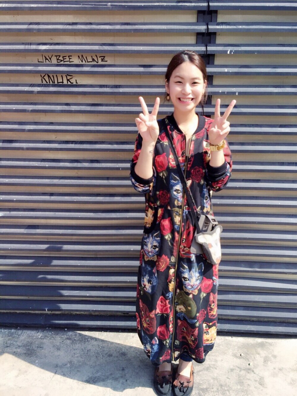 「西門電影公園」｜「YOHOのアイテム（シャツワンピース、レッド系）」を使った、陳小鹿さん（レディース・158cm）の冬コーディネートの1枚目の写真