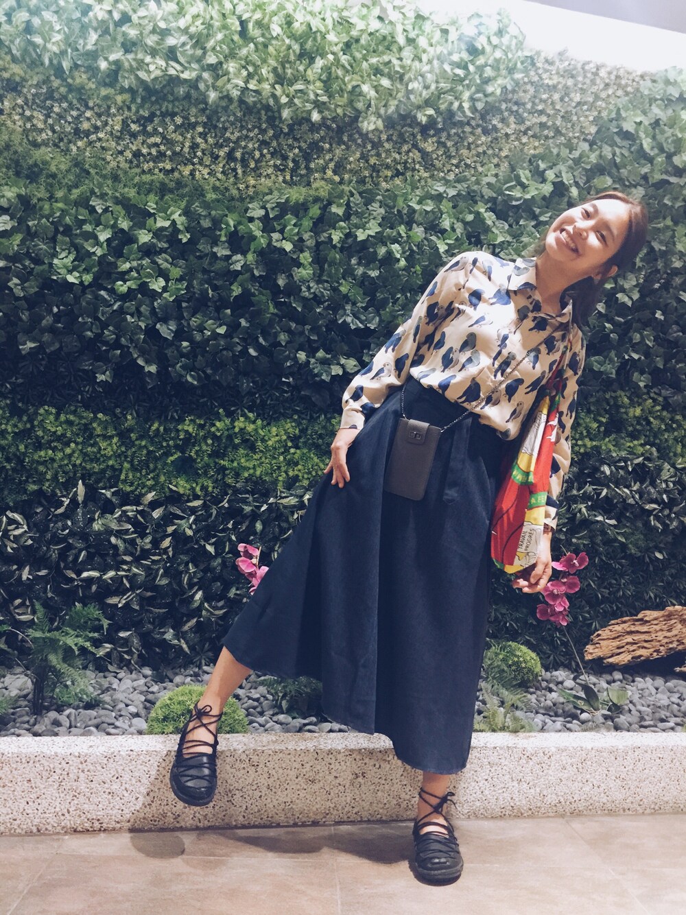 「YOHOのアイテム（シャツ/ブラウス、ベージュ系）」を使った、陳小鹿さん（レディース・158cm）の春コーディネートの1枚目の写真