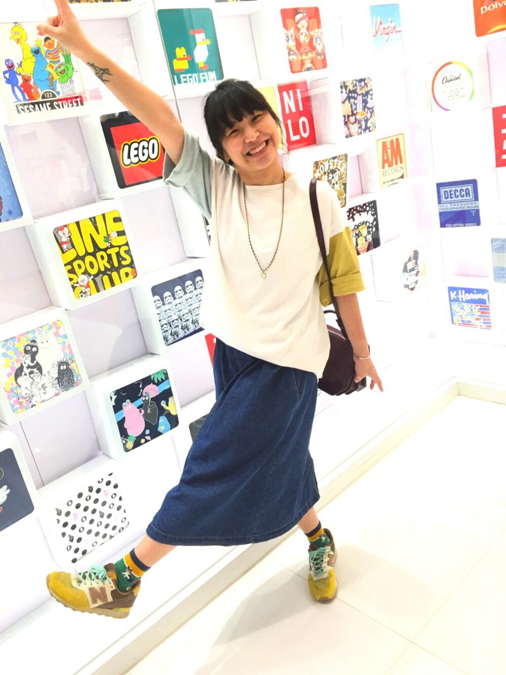 「UNIQLO」｜「koreaのアイテム（Tシャツ/カットソー、ホワイト系）」を使った、陳小鹿さん（レディース・158cm）の春コーディネートの1枚目の写真