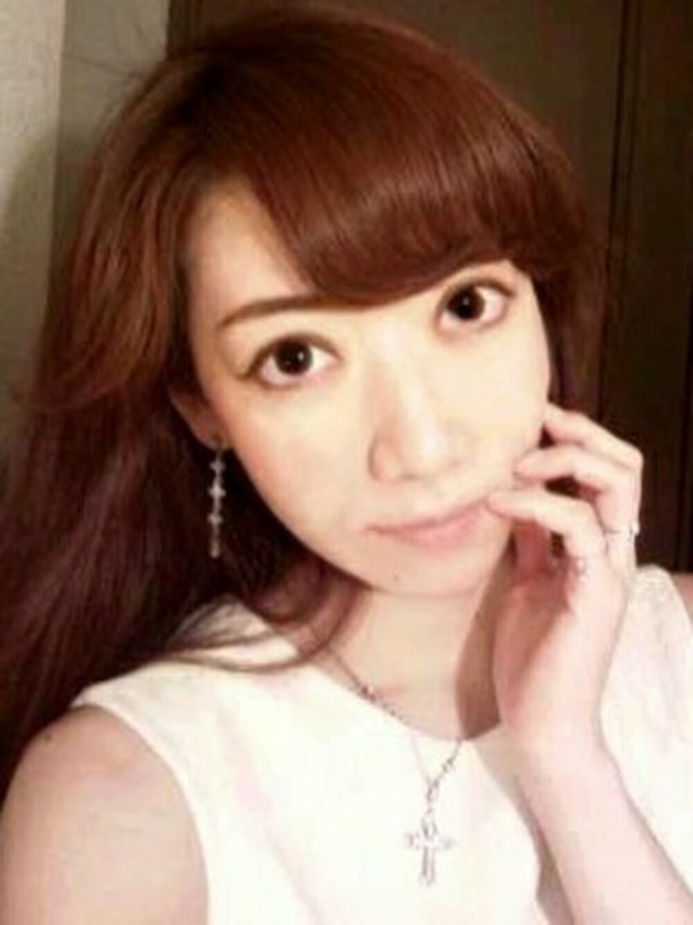 シルバー系のピアス(両耳用)、シルバー系のネックレス、シルバー系のリングを着用したレディースの冬コーディネートの1枚目の写真