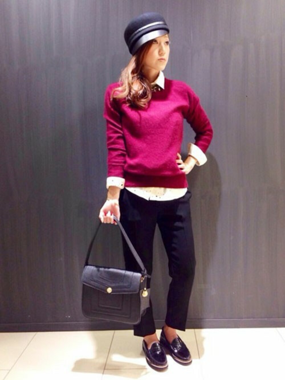 レッド系のニット/セーター、ホワイト系のシャツ/ブラウス、ブラック系のその他パンツを着用したレディースの秋コーディネートの1枚目の写真