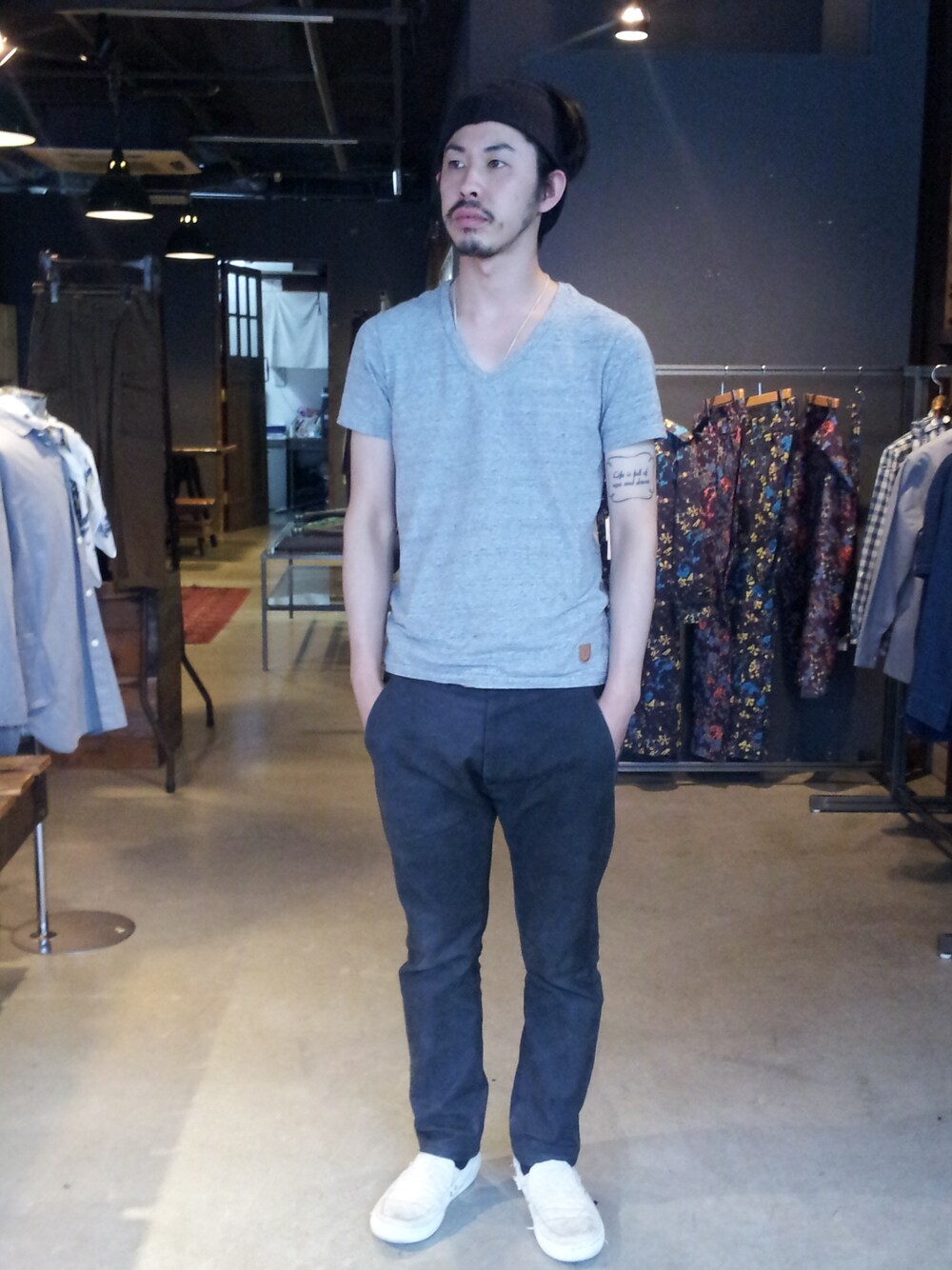 「アイテム（Tシャツ/カットソー、グレー系）」を使った、coalmine札幌 阿部 タケシさん（メンズ・182cm）の夏コーディネートの1枚目の写真