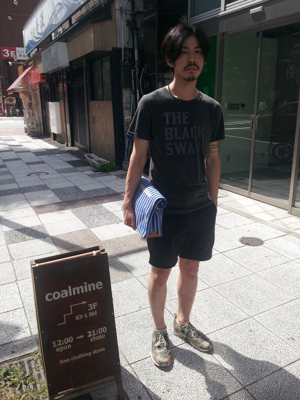「アイテム（Tシャツ/カットソー、ブラウン系）」を使った、coalmine札幌 阿部 タケシさん（メンズ・182cm）の夏コーディネートの1枚目の写真