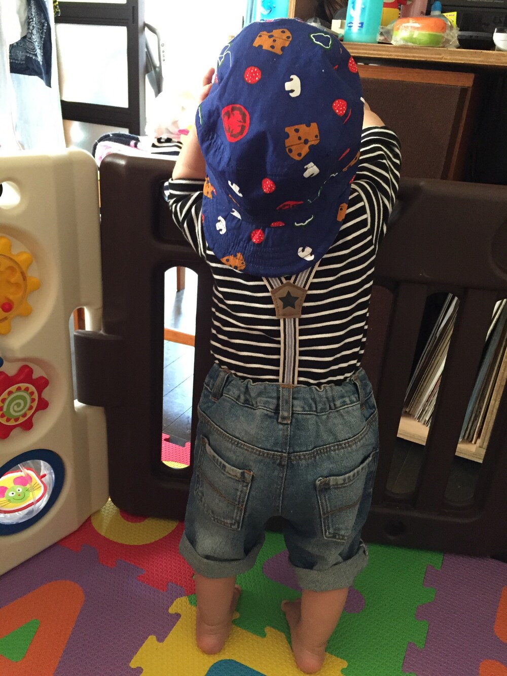 ブルー系のデニムパンツ、ブルー系のキャップを着用したキッズの春コーディネートの1枚目の写真