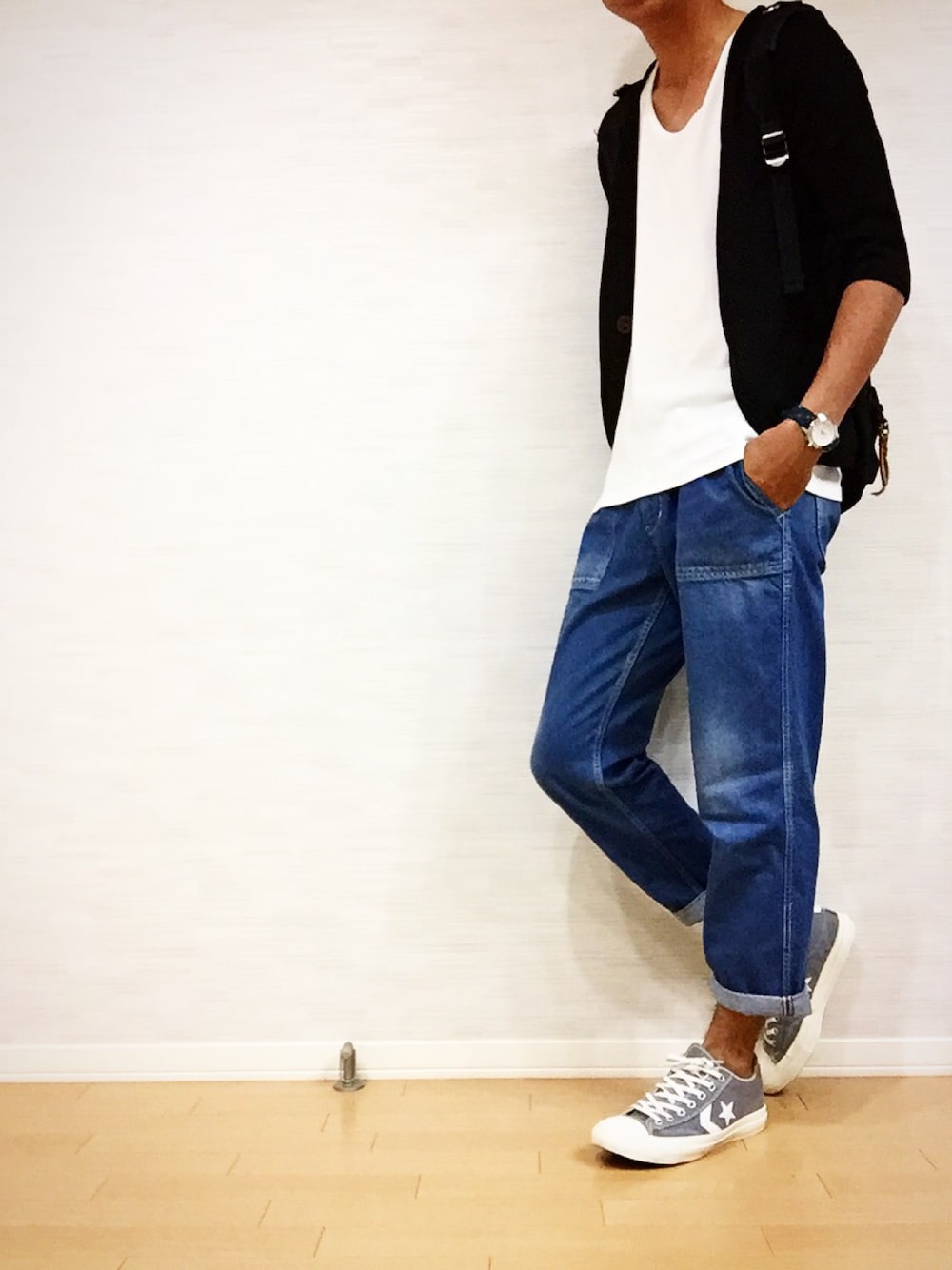 「as super sonic、URBAN RESEARCH DOORS、WEGO、Adam et Rope'、miansai、fredrik packers、カーディガン、converse、ゆるコーデ、季節感無し」｜「WEGOのWEGO/UネックTシャツ（Tシャツ/カットソー、ホワイト系）」を使った、Omi.さん（メンズ・181cm）の秋コーディネートの1枚目の写真