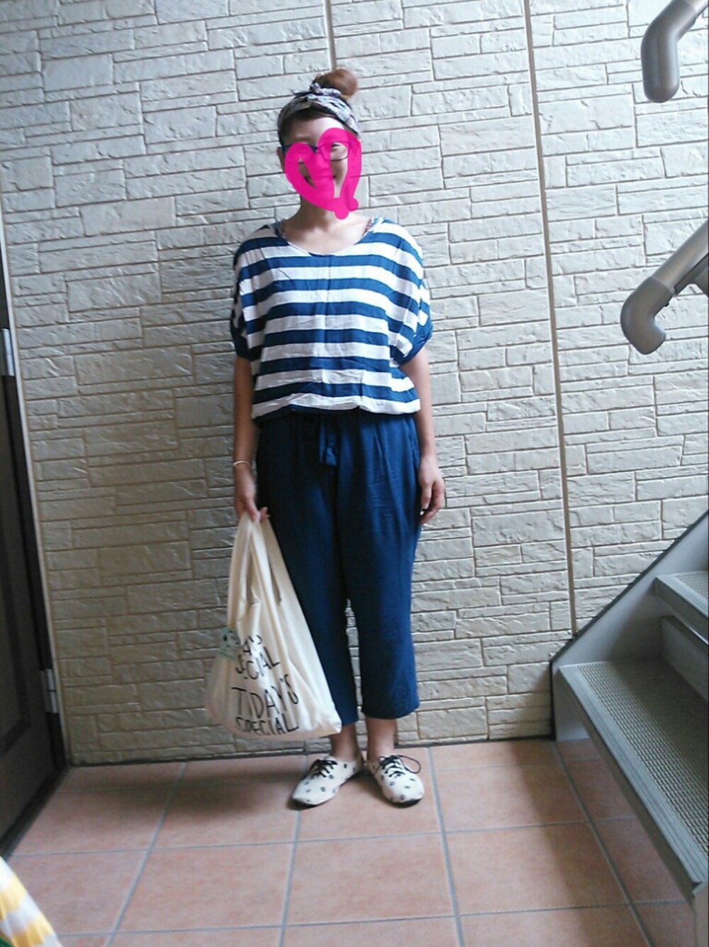 ホワイト系のその他シューズを着用したレディースの夏コーディネートの1枚目の写真