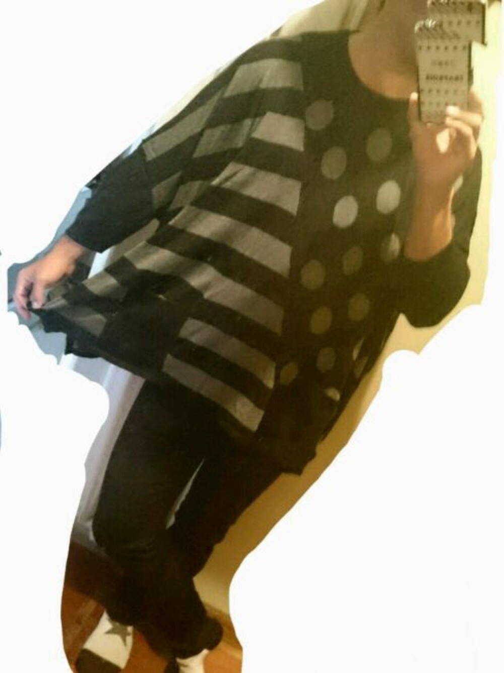 ブラック系のニット/セーター、ブラック系のデニムパンツ、ホワイト系のソックス/靴下を着用したメンズの春コーディネートの1枚目の写真