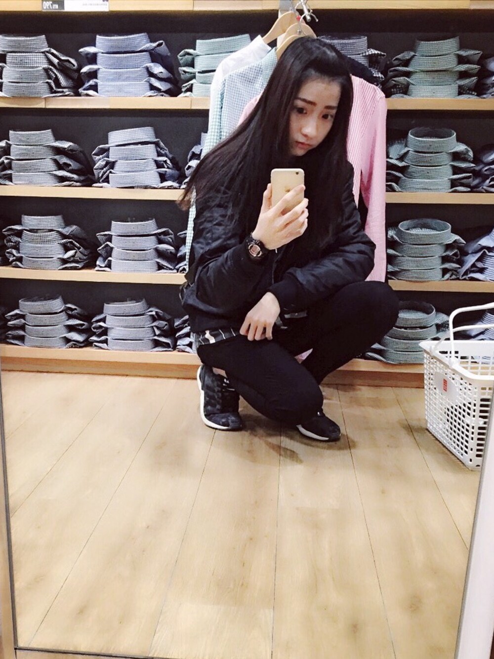 「adidas ZX Fluxのアイテム（スニーカー、グリーン系）」を使った、馥瑜さん（レディース・167cm）の冬コーディネートの1枚目の写真