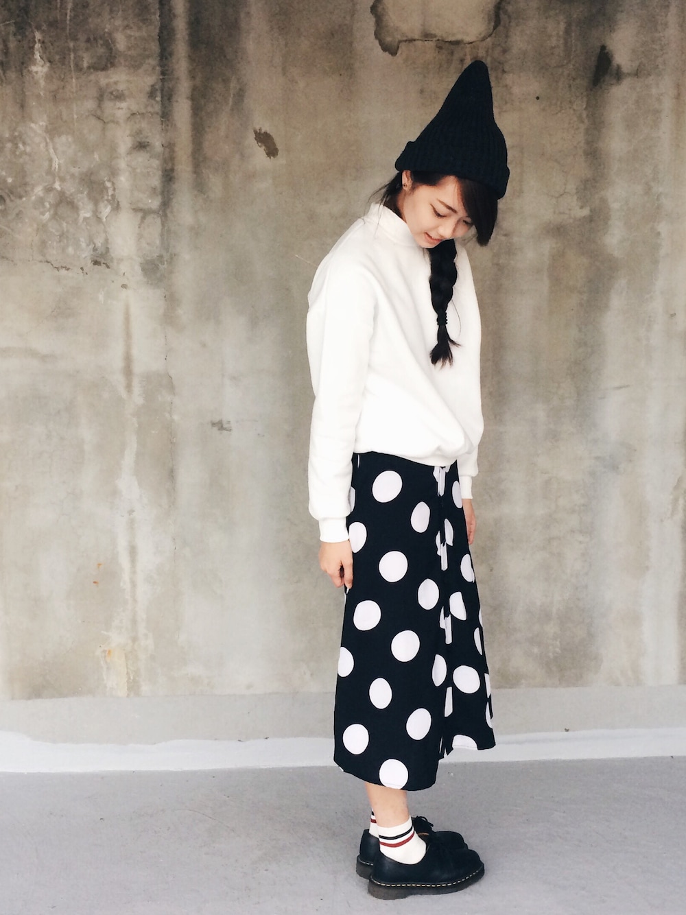 「white、dot、Dr.Martens、black、零。」｜「Dr. Martensのアイテム（その他シューズ、ブラック系）」を使った、zeroさん（レディース・166cm）の冬コーディネートの1枚目の写真