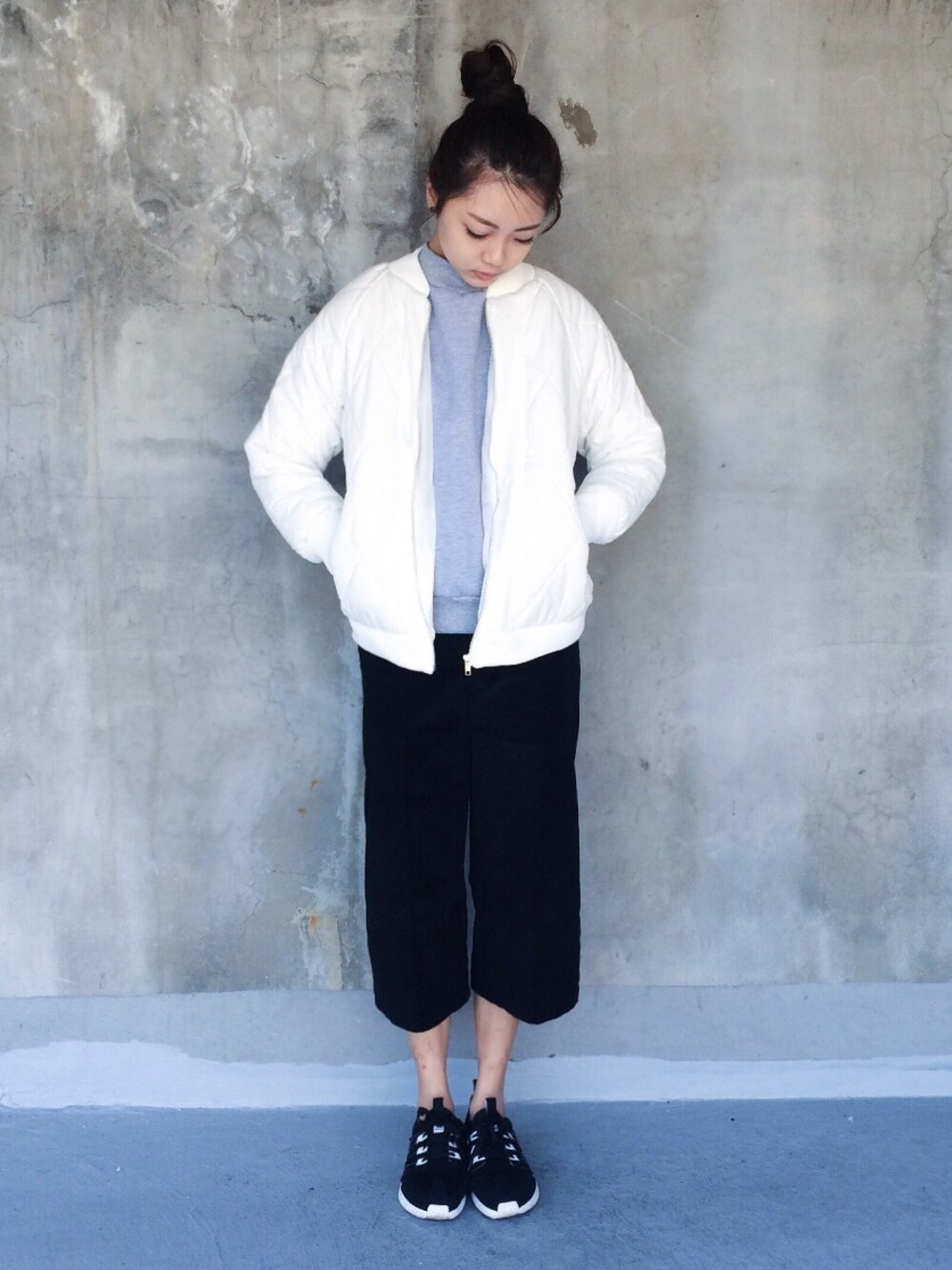 「零。、black、white、adidas originals、gray」｜「adidas Originalsのアイテム（スニーカー、ブラック系）」を使った、zeroさん（レディース・166cm）の冬コーディネートの1枚目の写真