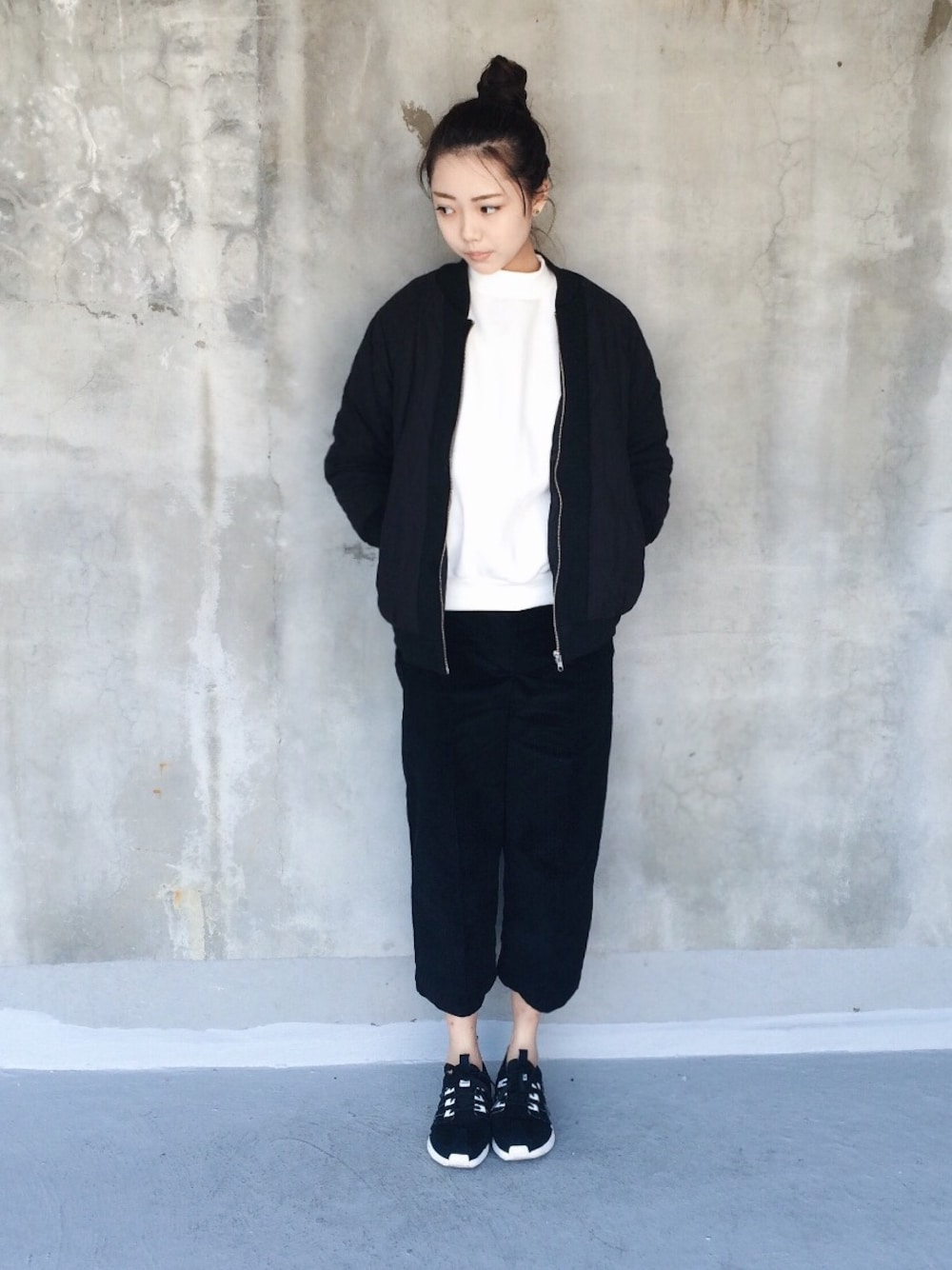 「零。、black、adidas originals、white」｜「adidas Originalsのアイテム（スニーカー、ブラック系）」を使った、zeroさん（レディース・166cm）の冬コーディネートの1枚目の写真
