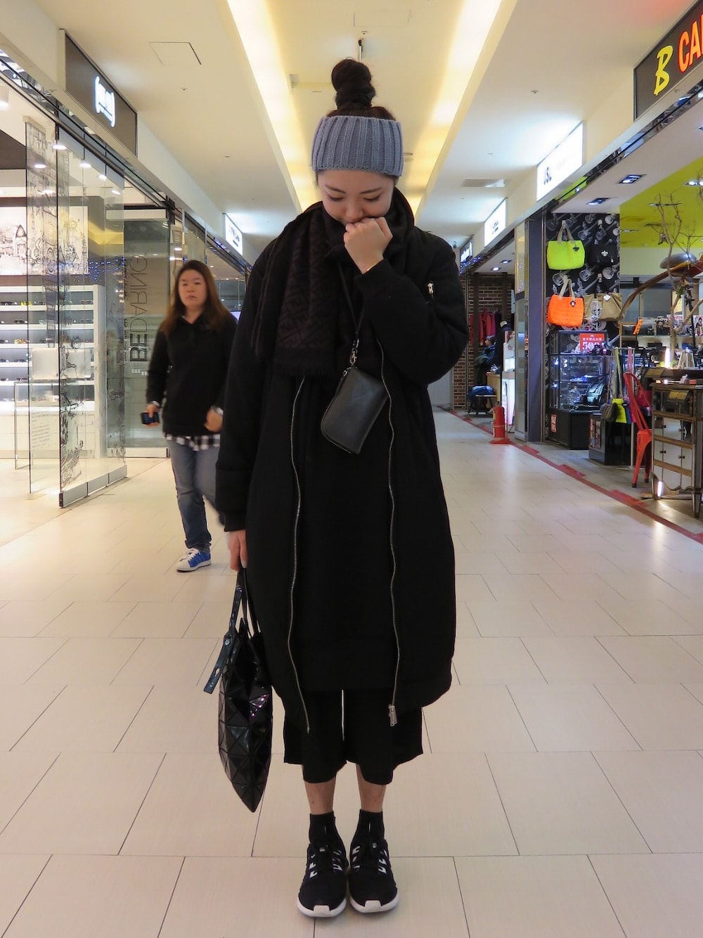 「零。、EMODA、BAO BAO ISSEY MIYAKE、adidas originals、black、CASIO、FENDI」｜「adidas Originalsのアイテム（スニーカー、ブラック系）」を使った、zeroさん（レディース・166cm）の冬コーディネートの1枚目の写真