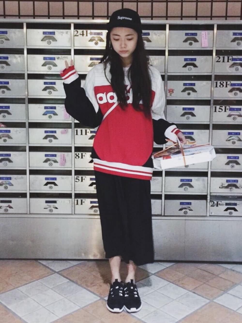 「adidas、adidas originals、zeroselectshop、零。、supreme、Pull&Bear」｜「adidas Originalsのアイテム（スニーカー、ブラック系）」を使った、zeroさん（レディース・166cm）の春コーディネートの1枚目の写真