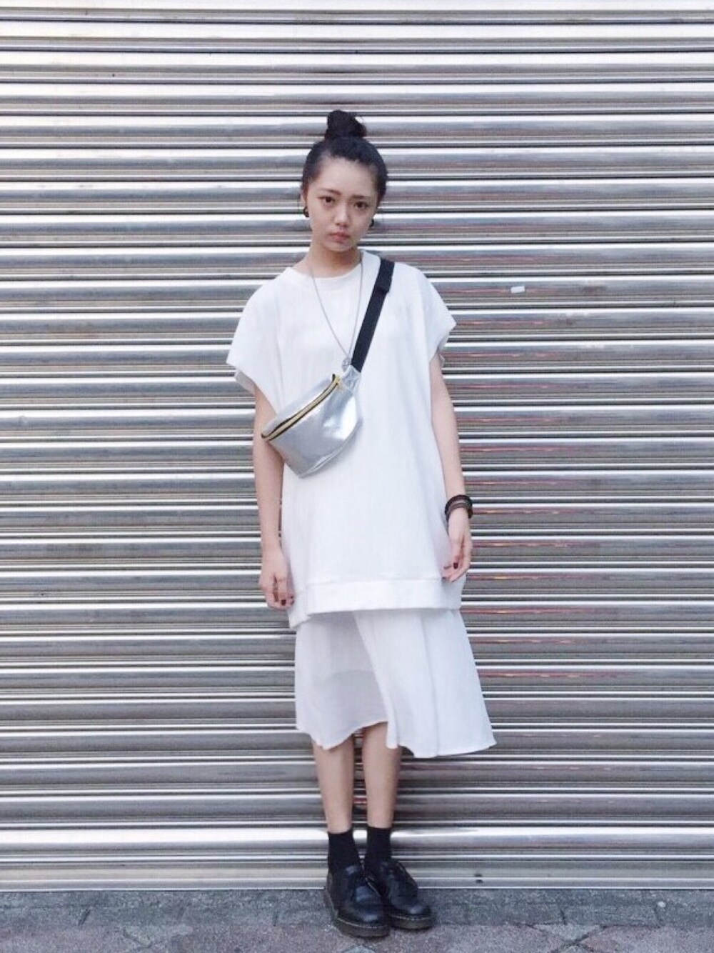 「zeroselectshop、zero、mi-pac Taiwan、Dr.Martens、all white」｜「Mi-Pac Taiwanのアイテム（ボディバッグ/ウエストポーチ、シルバー系）」を使った、zeroさん（レディース・166cm）の夏コーディネートの1枚目の写真