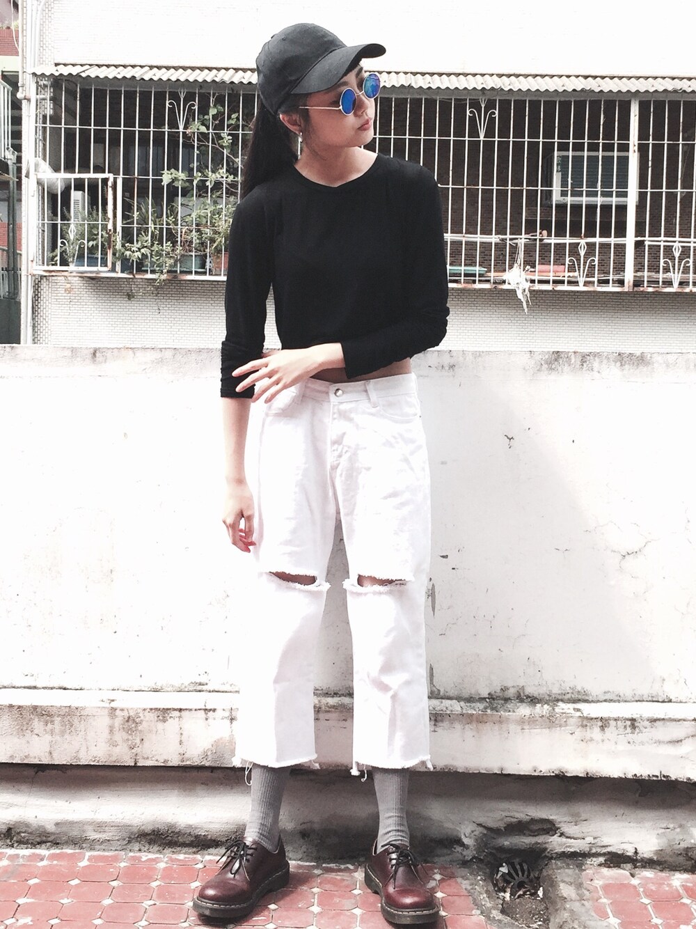 「ootd、outfit、tgif、black and white、Dr.Martens、zeroselectshop、零。」｜「Dr. Martensのアイテム（シューズ、レッド系）」を使った、zeroさん（レディース・166cm）の秋コーディネートの1枚目の写真