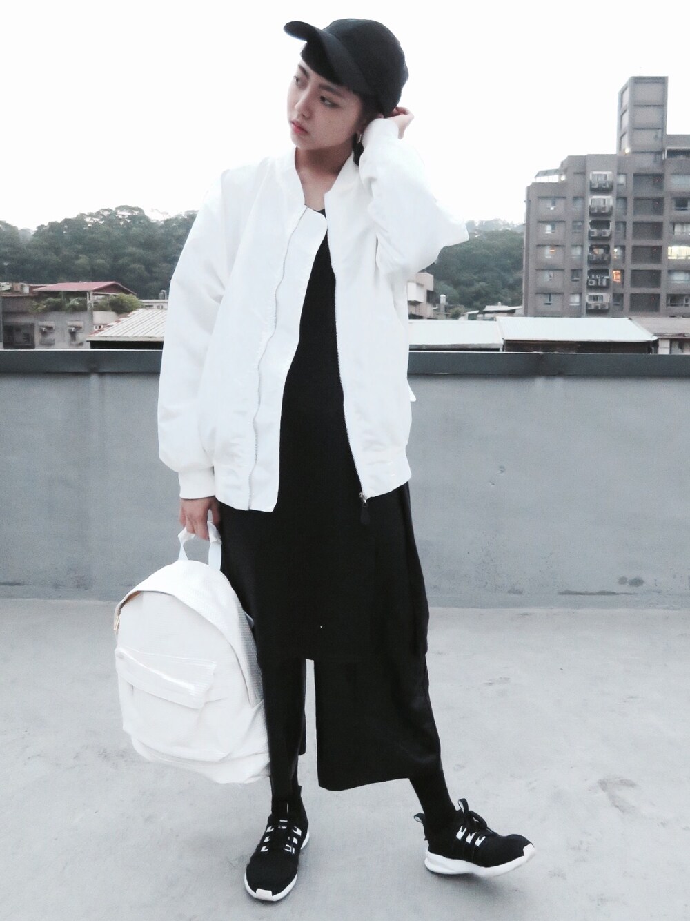 「ootd、outfit、black and white、adidas originals、mi-pac Taiwan」｜「Mi-Pacのアイテム（バックパック/リュック、ホワイト系）」を使った、zeroさん（レディース・166cm）の秋コーディネートの1枚目の写真