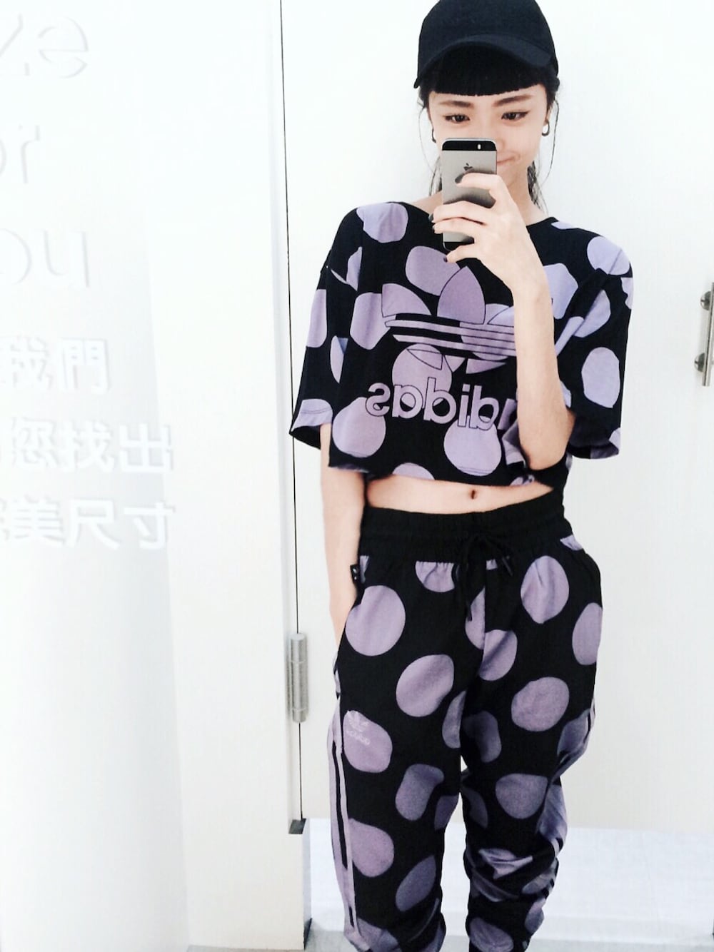 「ootd、outfit、purple、adidas originals、stan smith、dot」｜「adidas Originalsのアイテム（Tシャツ/カットソー、パープル系）」を使った、zeroさん（レディース・166cm）の秋コーディネートの1枚目の写真