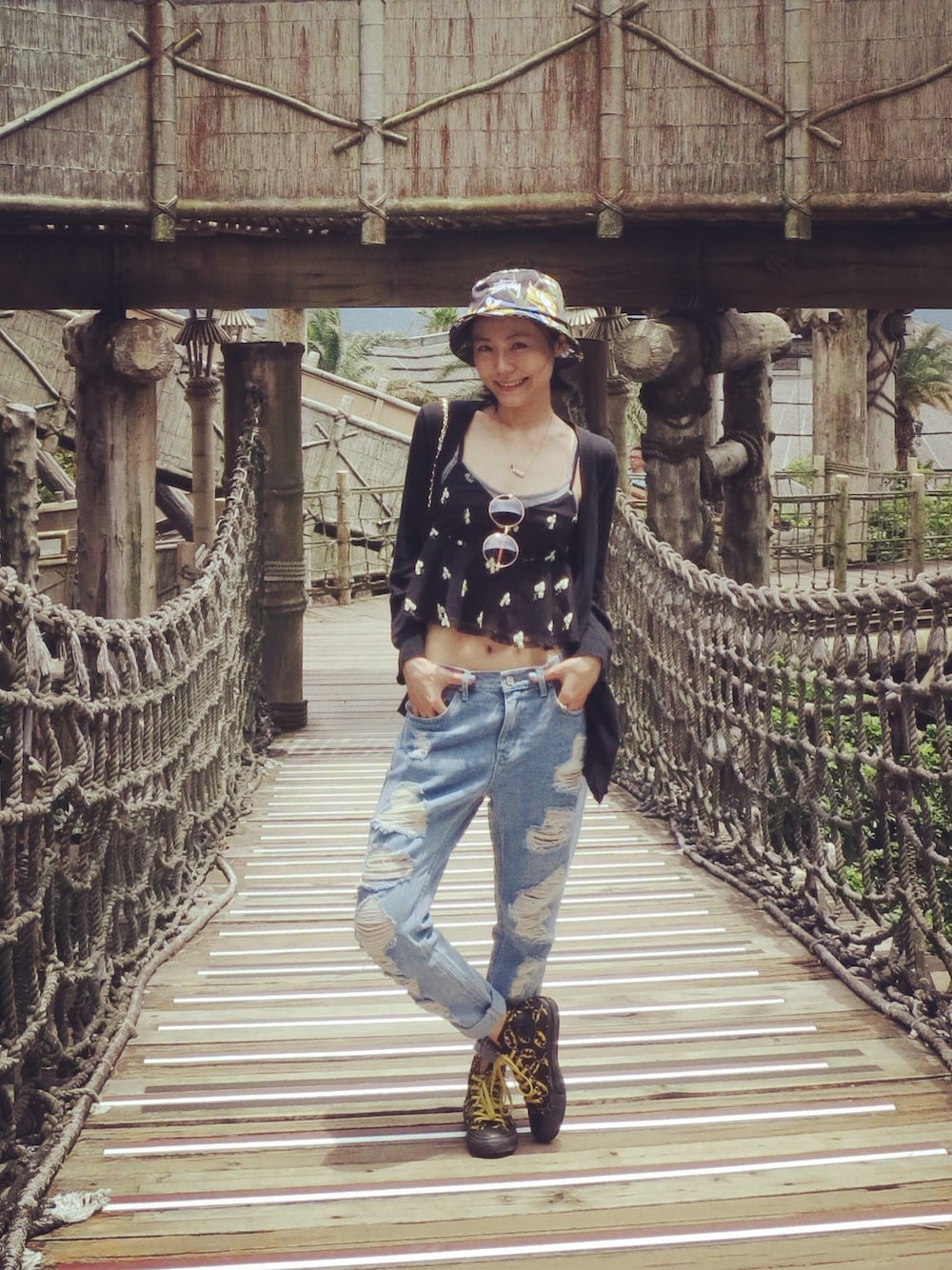 「TOPSHOPのMOTO BLEACH SUPER RIP HAYDEN JEANS/MOTO ブリーチスーパーリップヘイデンジーンズ（デニムパンツ、ブルー系）」を使った、盧小桃さん（レディース・165cm）の夏コーディネートの1枚目の写真