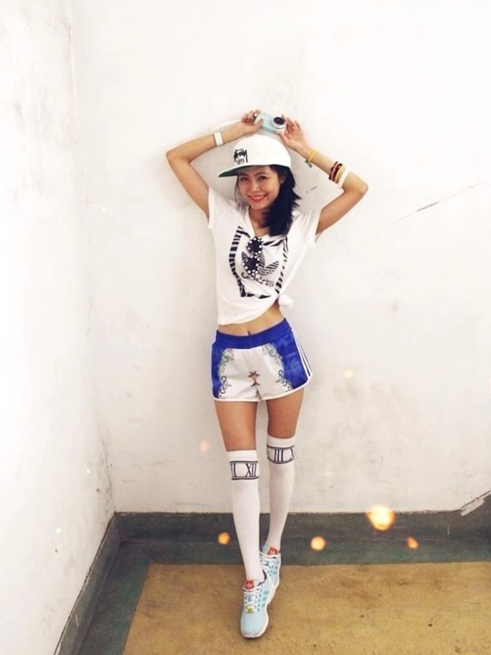 「adidasのアイテム（Tシャツ/カットソー、ホワイト系）」を使った、盧小桃さん（レディース・165cm）の夏コーディネートの1枚目の写真