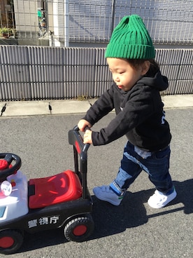 「アイテム（ボディバッグ/ウエストポーチ、イエロー系）」を使った、uchidayukaさん（キッズ・80cm）の冬コーディネート