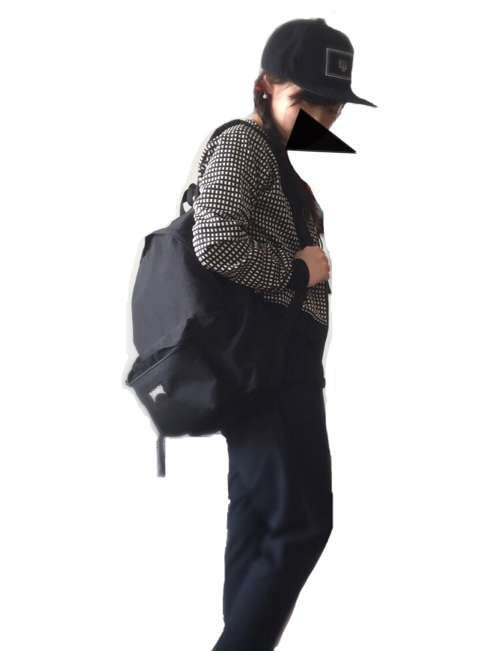 ブラック系のバックパック/リュック、ブラック系のTシャツ/カットソー、ブラック系のキャップを着用したレディースの春コーディネートの1枚目の写真