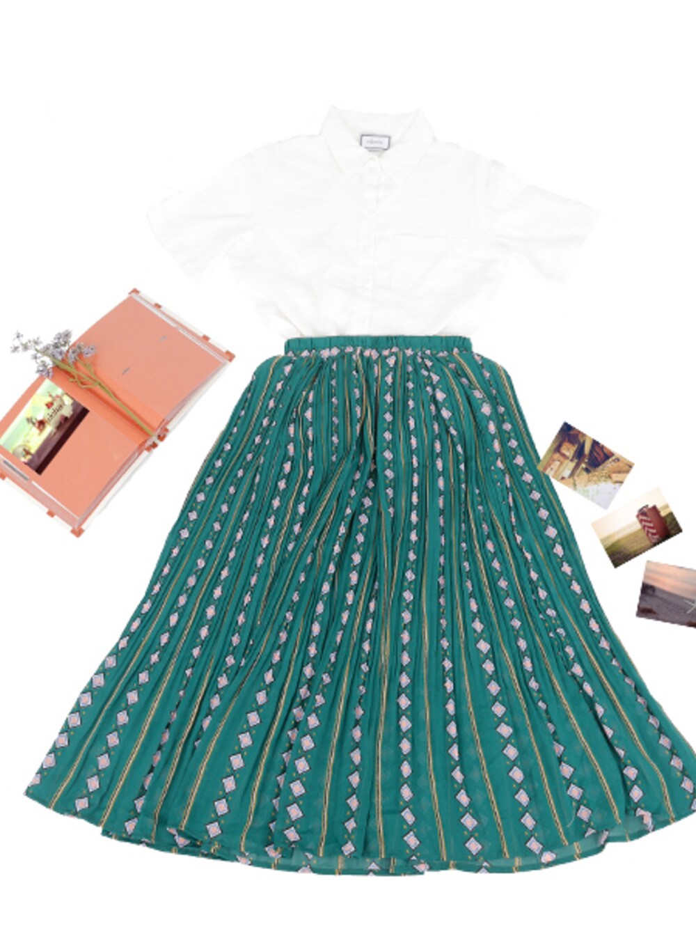 グリーン系のスカート、ホワイト系のシャツ/ブラウスを着用したレディースの夏コーディネートの1枚目の写真