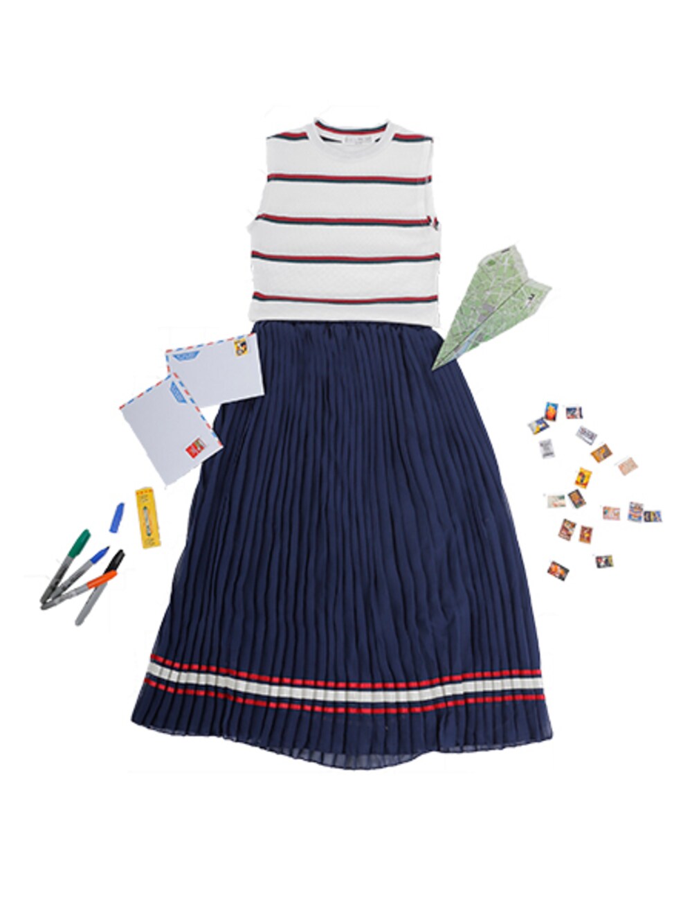 ホワイト系のニット/セーター、ブルー系のスカートを着用したレディースの夏コーディネートの1枚目の写真