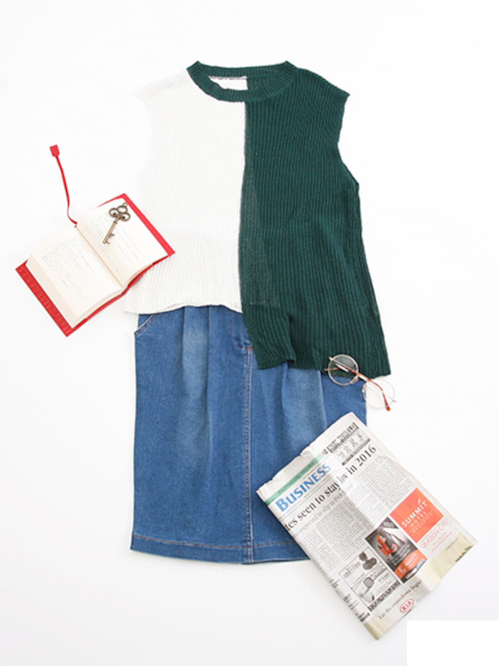 グリーン系のニット/セーター、ブルー系のデニムスカートを着用したレディースの夏コーディネートの1枚目の写真