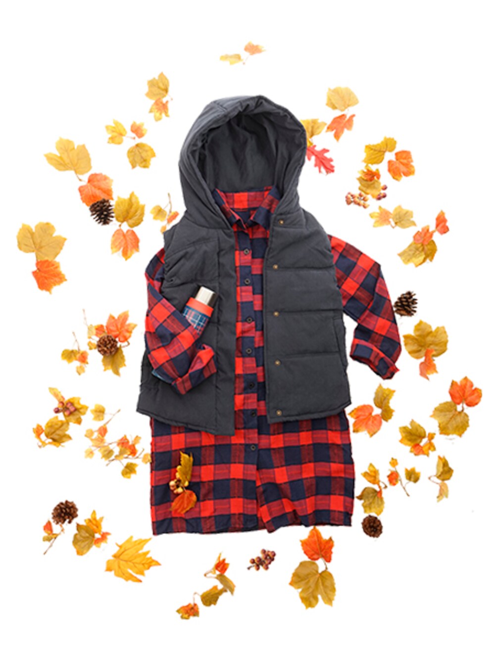 ブラック系のダウンベストを着用したレディースの秋コーディネートの1枚目の写真