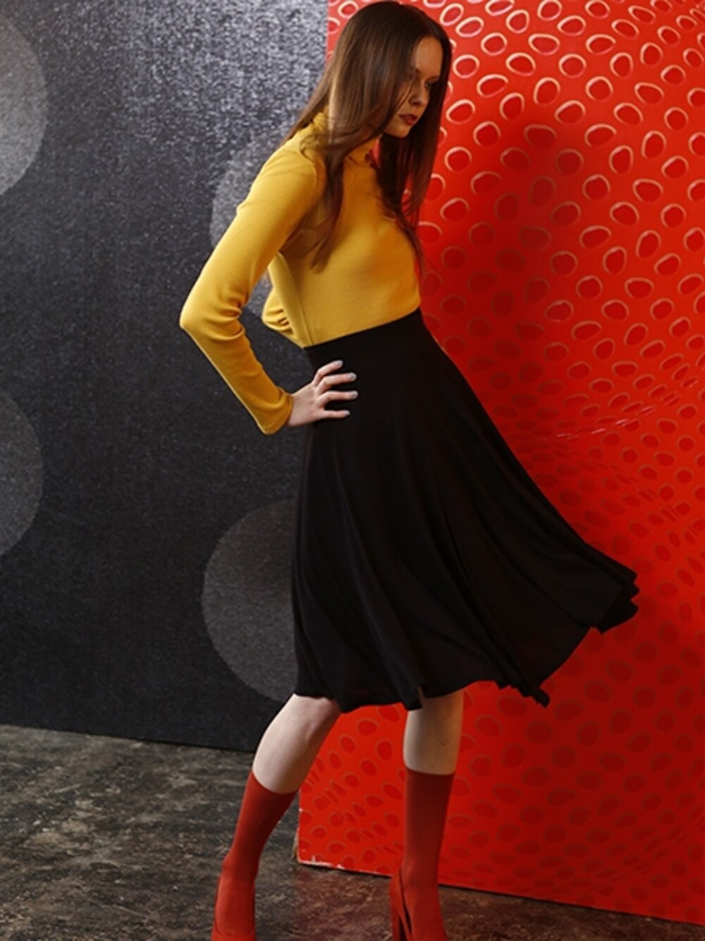 イエロー系のその他トップス、ブラック系のスカートを着用したレディースの秋コーディネートの1枚目の写真