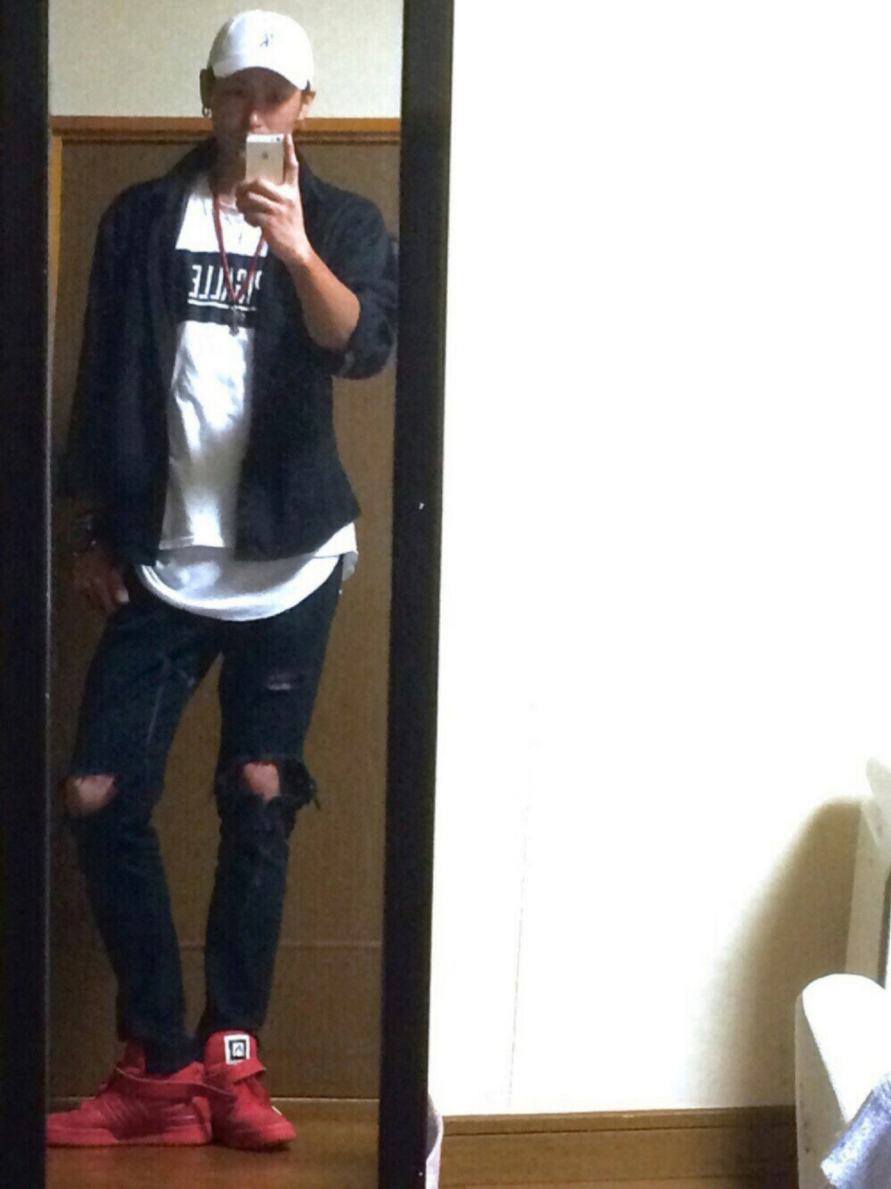 ブラック系のシャツ/ブラウス、ホワイト系のTシャツ/カットソー、ブラック系のその他パンツを着用したメンズの春コーディネートの1枚目の写真