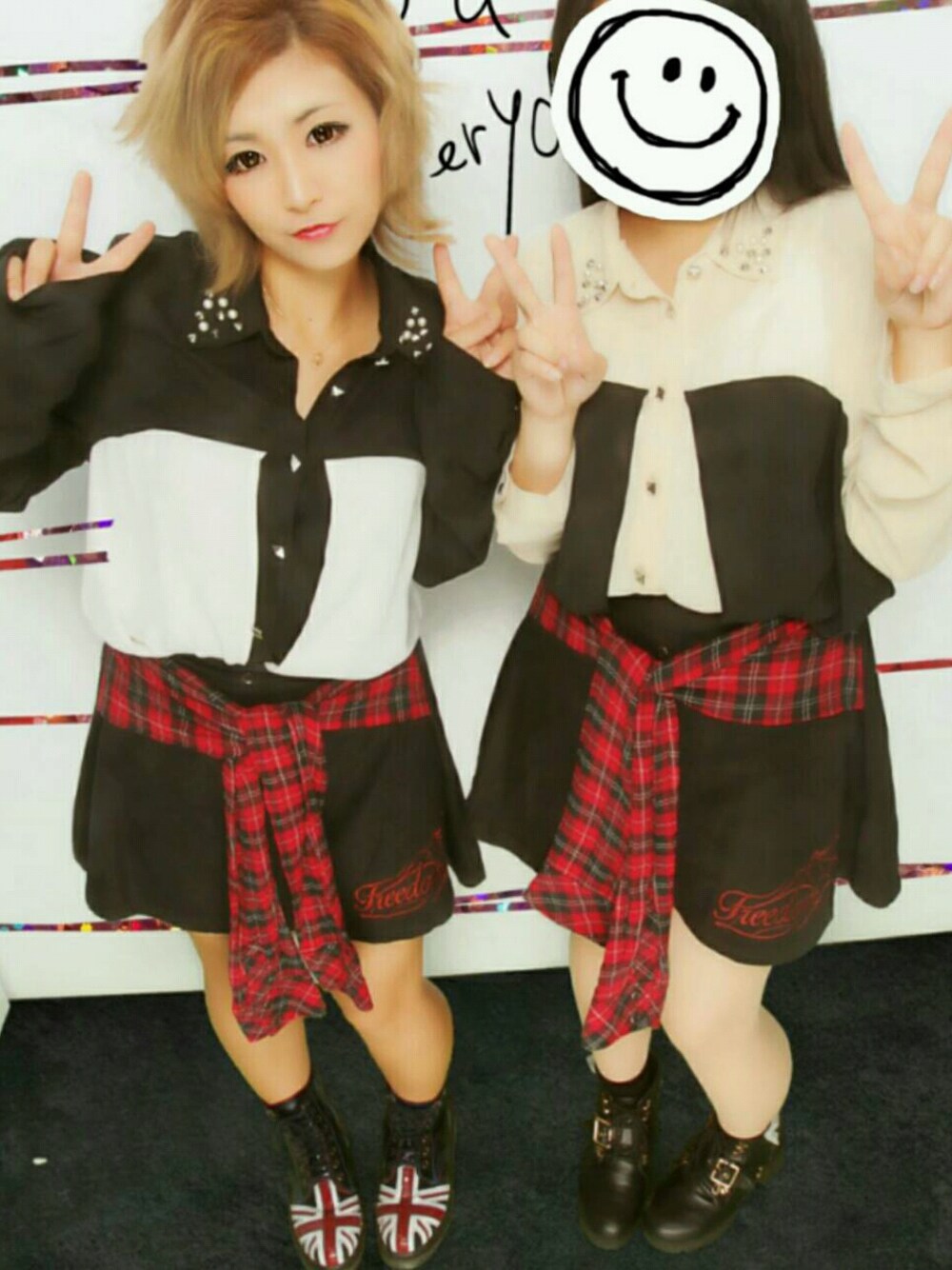 ブラック系のトップス、ブラック系のスカートを着用したレディースの秋コーディネートの1枚目の写真