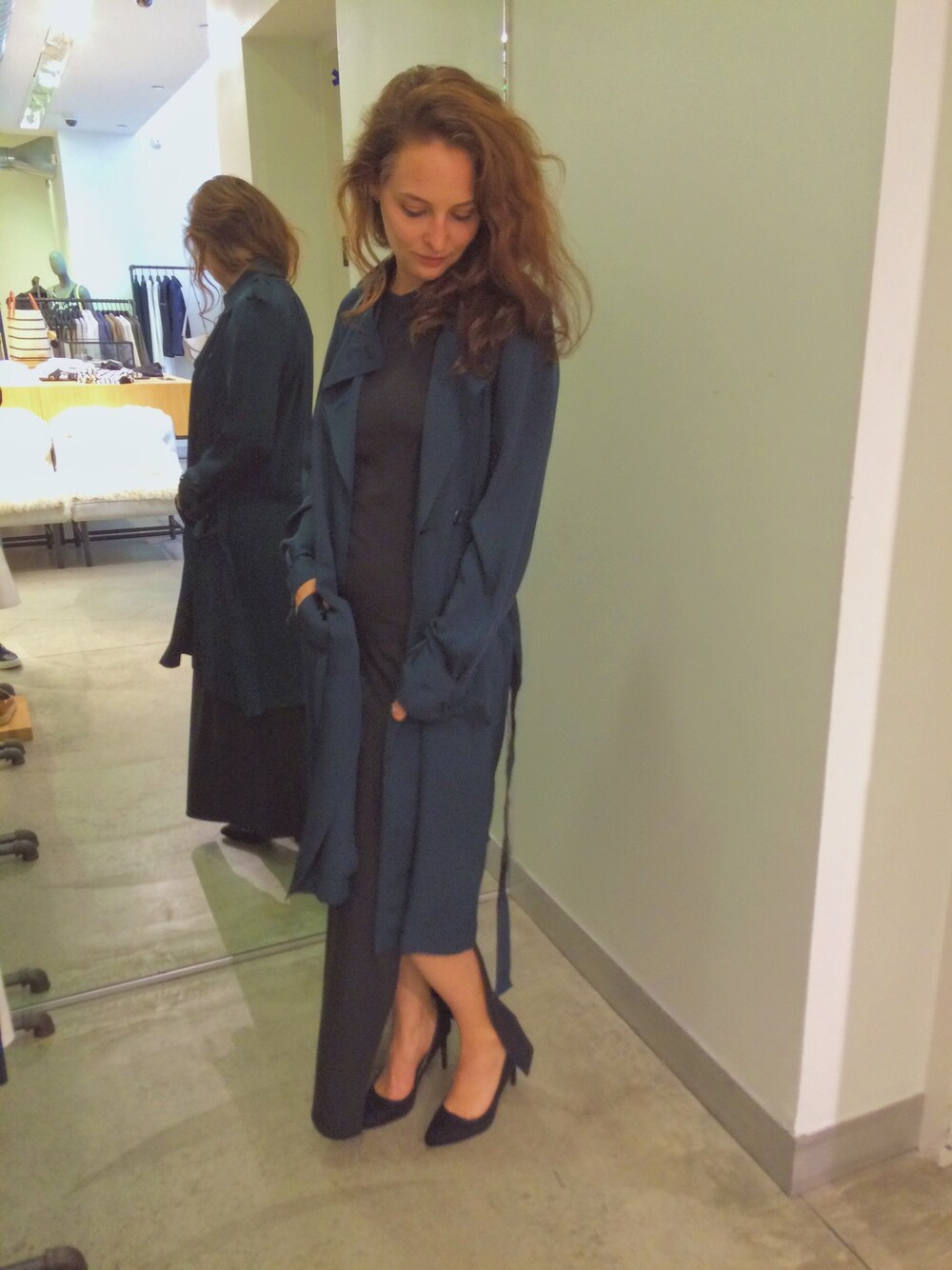 「ootd、outfit、summer、casual、MAXI DRESS、silk trench、streetstyle、black dress、trench coat、cotton modal dress」｜「theoryのアイテム（トレンチコート、その他）」を使った、Kiley Schroederさん（レディース・160cm）の夏コーディネートの1枚目の写真