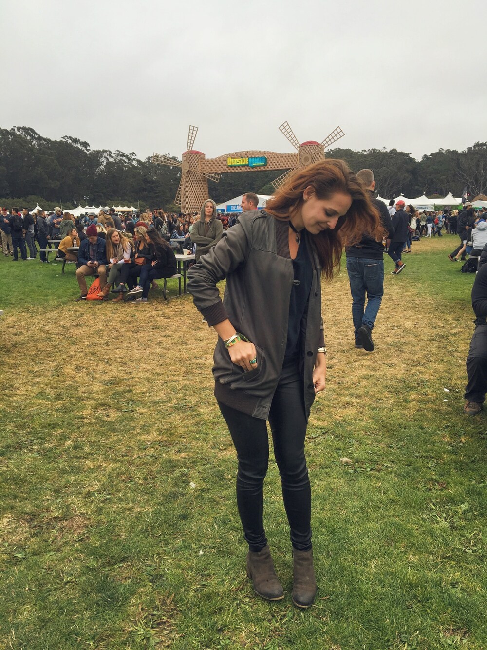 「R29DressesToKill、outsidelands、ootd、outfit、streetstyle、casual、chic、leather jacket、Leather legging」｜「All Saintsのアイテム（その他アウター、グリーン系）」を使った、Kiley Schroederさん（レディース・160cm）の夏コーディネートの1枚目の写真
